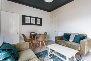 Spacious 3BR House Sleeps 6 Darlington - 8