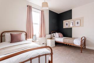 Spacious 3BR House Sleeps 6 LONG STAYS - 6