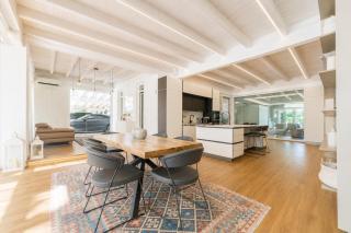 Luxury Home & Pool by Symphonya Luxury Holiday Rentals - 4