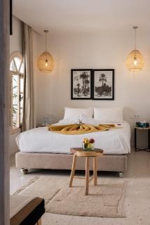 Riad K-White - 1
