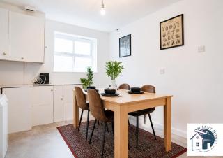 Bright 4-Bed Detached Property - Work & Team Ready - Reading Central - 9