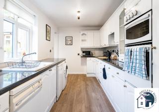 Bright 4-Bed Detached Property - Work & Team Ready - Reading Central - 8