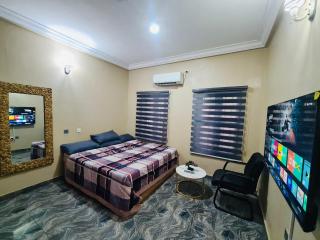 Premium 1-Bedroom Apartment with Workspace - 6