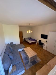 Cozy & Spacious Apartment near Tram - 0