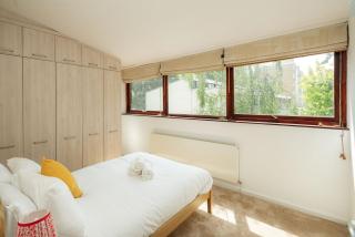 Stylish Wimbledon Home with Garden Study - 3