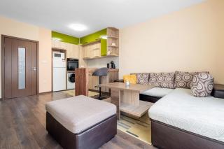 Comfortable 1BR w/ Balcony & Free Parking - 4