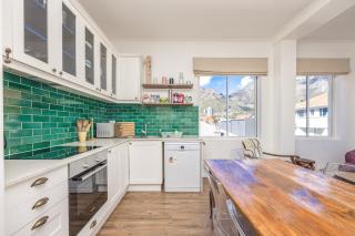 Amazing 2 Bedroom Apartment with mountain views on Kloof street - 9