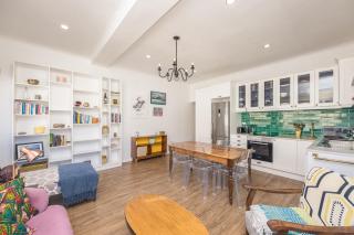 Amazing 2 Bedroom Apartment with mountain views on Kloof street - 1