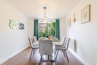 Prime 4-Bed Spacious WiFi & Home Parking - 8