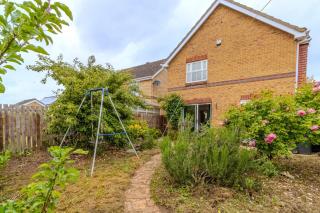 Prime 4-Bed Spacious WiFi & Home Parking - 5