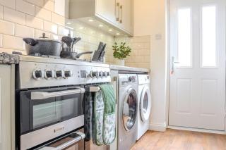 Prime 4-Bed Spacious WiFi & Home Parking - 2