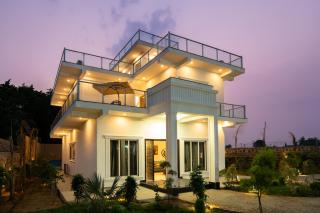 ELIVAAS Signature JP Farmstay 5-BHK Retreat with Kids' Room, Bar Area & Sit-out - 5