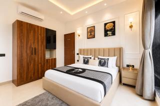 ELIVAAS Signature JP Farmstay 5-BHK Retreat with Kids' Room, Bar Area & Sit-out - 7