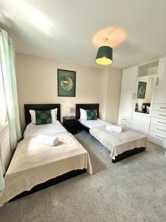 Badgers House - 6 Bedrooms, Sleeps 13, Parking, Wifi - 6