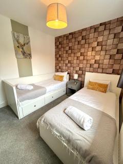 Badgers House - 6 Bedrooms, Sleeps 13, Parking, Wifi - 5