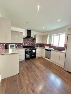 Badgers House - 6 Bedrooms, Sleeps 13, Parking, Wifi - 1