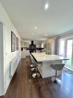 Badgers House - 6 Bedrooms, Sleeps 13, Parking, Wifi - 2