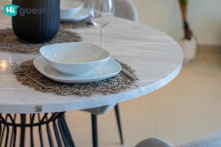 HiGuests - Waterfront Luxe Apt with Bluewaters Island Views - 1