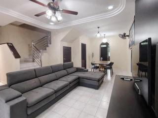 7pax Austin Perdana Family House 10 min to AICCC No Party - 5