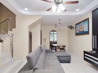 7pax Austin Perdana Family House 10 min to AICCC No Party - 4