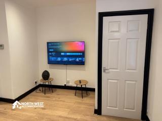 Fully Furnished 3 Bedroom House in Preston with Free Street Parking and WiFi Ideal for Contractors and Families by North West Accommodation - 7
