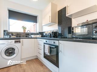 Fully Furnished 3 Bedroom House in Preston with Free Street Parking and WiFi Ideal for Contractors and Families by North West Accommodation - 4