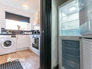 Fully Furnished 3 Bedroom House in Preston with Free Street Parking and WiFi Ideal for Contractors and Families by North West Accommodation - 5