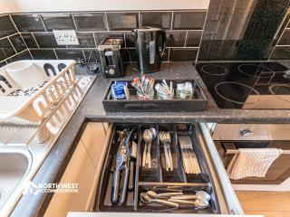 Fully Furnished 3 Bedroom House in Preston with Free Street Parking and WiFi Ideal for Contractors and Families by North West Accommodation - 3