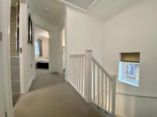 Gorgeous 3 Bedroom 2 Bathroom Family Home - 5
