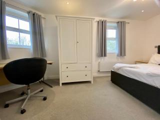 Gorgeous 3 Bedroom 2 Bathroom Family Home - 1