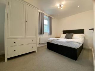 Gorgeous 3 Bedroom 2 Bathroom Family Home - 3