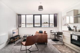 Modern 1BR Near Wrexham Stadium & City Centre - 3