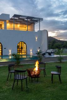 ELIVAAS Signature Belvedere Villa 4-BHK Villa With Pool, Garden & Bar - 9