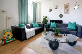 Stylish 2-Bed Apartment, Free Parking, Walk to Hospital & Uni - 0