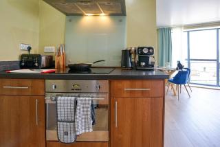 Stylish 2-Bed Apartment, Free Parking, Walk to Hospital & Uni - 8