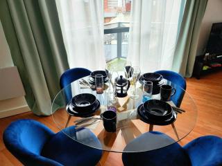 Stylish 2-Bed Apartment, Free Parking, Walk to Hospital & Uni - 7