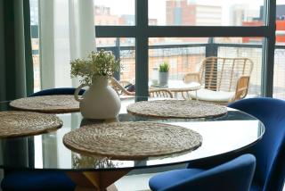 Stylish 2-Bed Apartment, Free Parking, Walk to Hospital & Uni - 2
