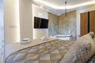Aqua Studios with Spa & Free Parking - 3