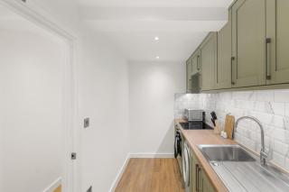 Chic & Modern Beckenham Retreat - 4