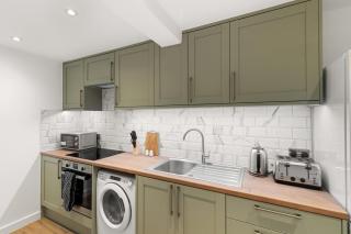 Chic & Modern Beckenham Retreat - 3