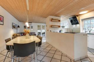 Charming Thatched Holiday Home With Kitchen-Sj421 - 1