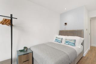Stylish 2BR Apartment Near Beckenham Station - 9