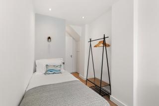 Stylish 2BR Apartment Near Beckenham Station - 8