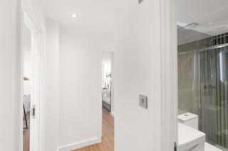 Stylish 2BR Apartment Near Beckenham Station - 7