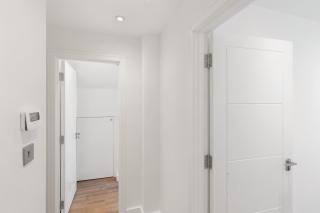 Stylish 2BR Apartment Near Beckenham Station - 6