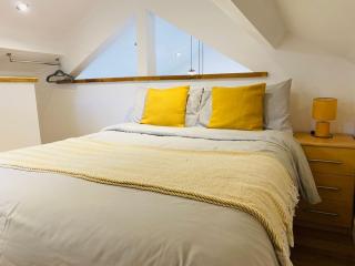 Peaceful Stay with Far-Reaching Views - 4