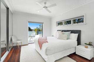 Scarborough Beach Retreat Pool, Fireplace & Walk - 5