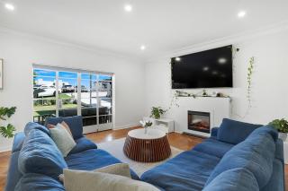 Scarborough Beach Retreat Pool, Fireplace & Walk - 7