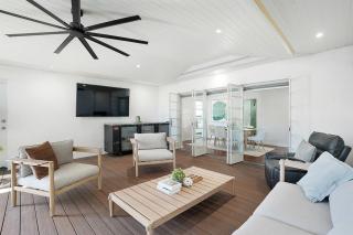 Scarborough Beach Retreat Pool, Fireplace & Walk - 8