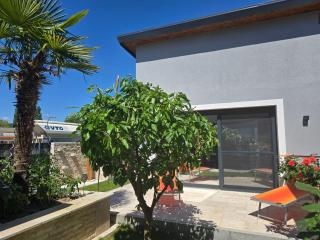 Stilvolles Ferienhaus mit Terrasse Garten und Whirlpool - 3